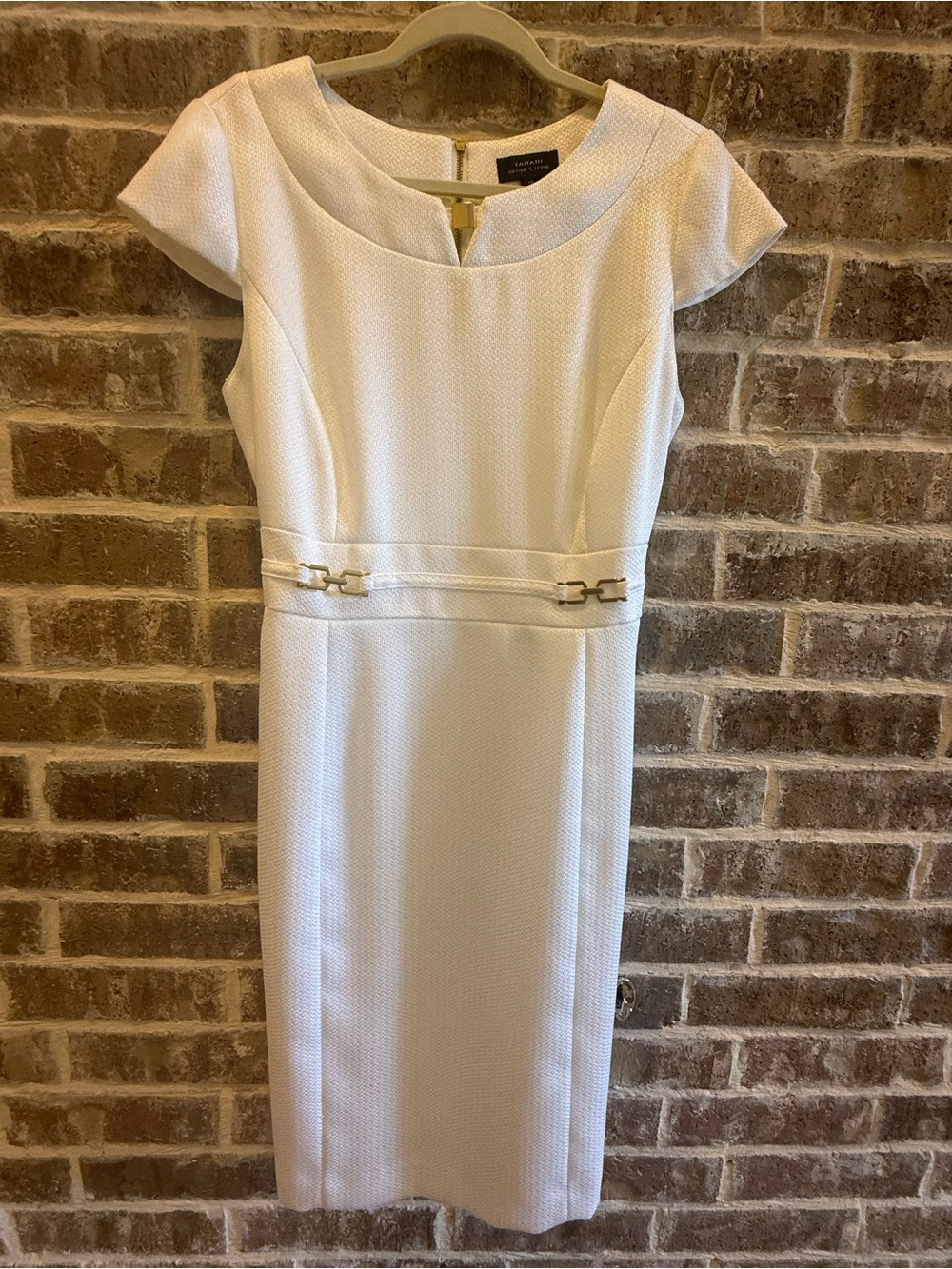 Tahari textured Ivory Sheath Gold Chain Waist Cap Sleeve Elegant Cocktail Dress